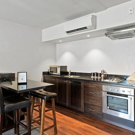 Lakeside Living - Modern 2-Bedroom Apartment Куийнстаун Екстериор снимка